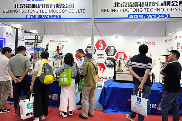 在“第二十屆北京分析測(cè)試學(xué)術(shù)報(bào)告會(huì)暨展覽會(huì)”上 霍桐儀器反應(yīng)釜使得眾多觀展者興趣盎然！配圖